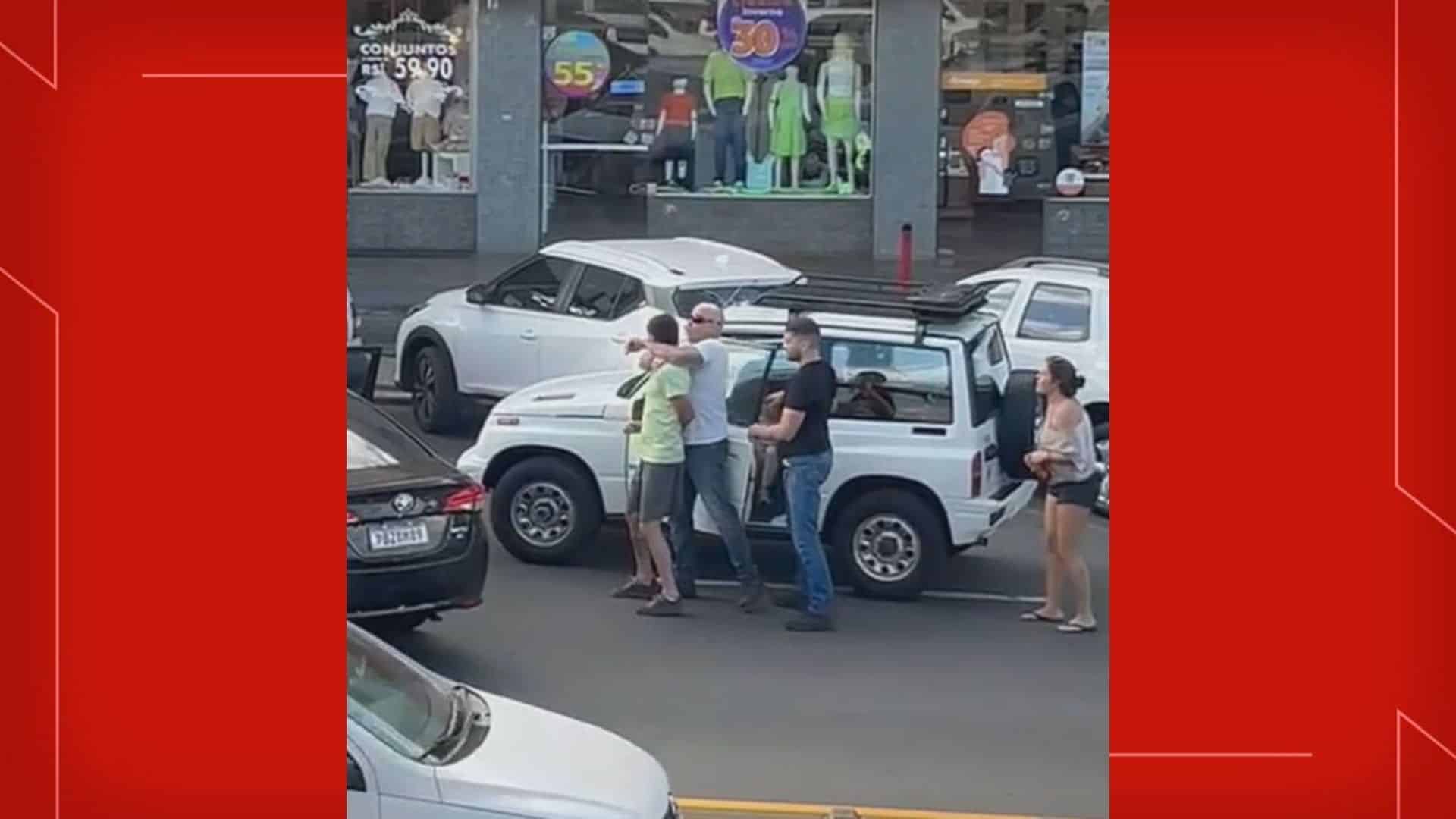 homem é imobilizado com mata-leão por policiais civis na frente do filho de 5 anos; criança foi deixada sozinha no local