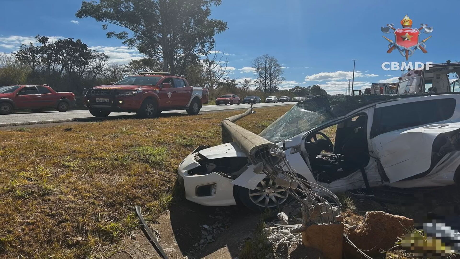 Acidente fatal: motorista de 24 anos morre após bater em caminhão