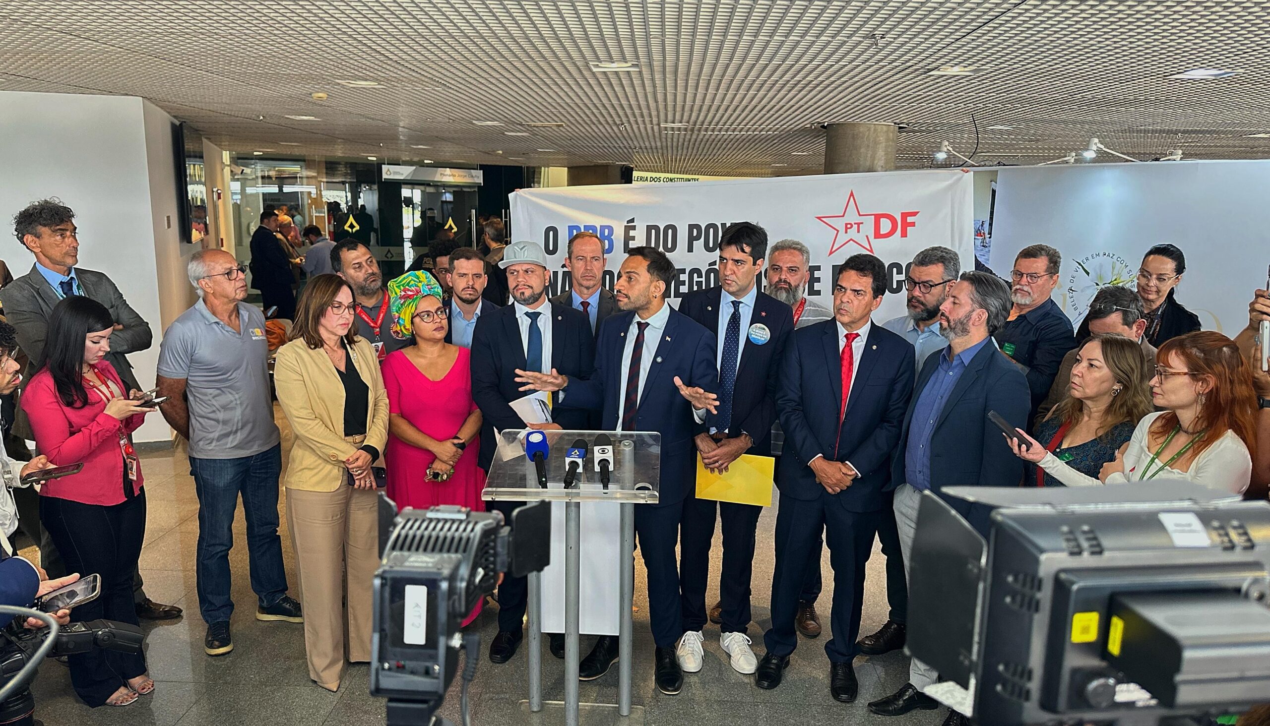 Após reunião com presidente do BRB, Câmara do DF pode dar aval à compra do Banco Master