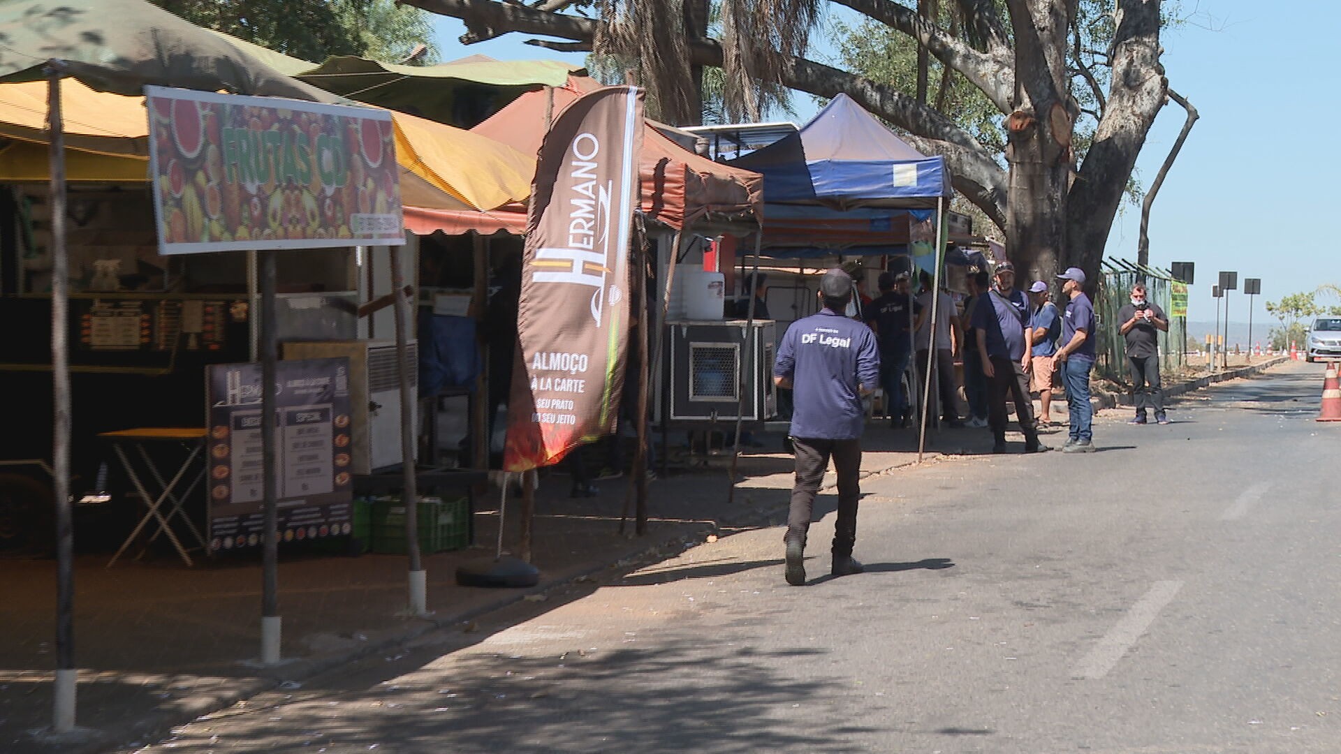 Quiosques deixam anexo da Câmara dos Deputados, em Brasília, após fiscalização