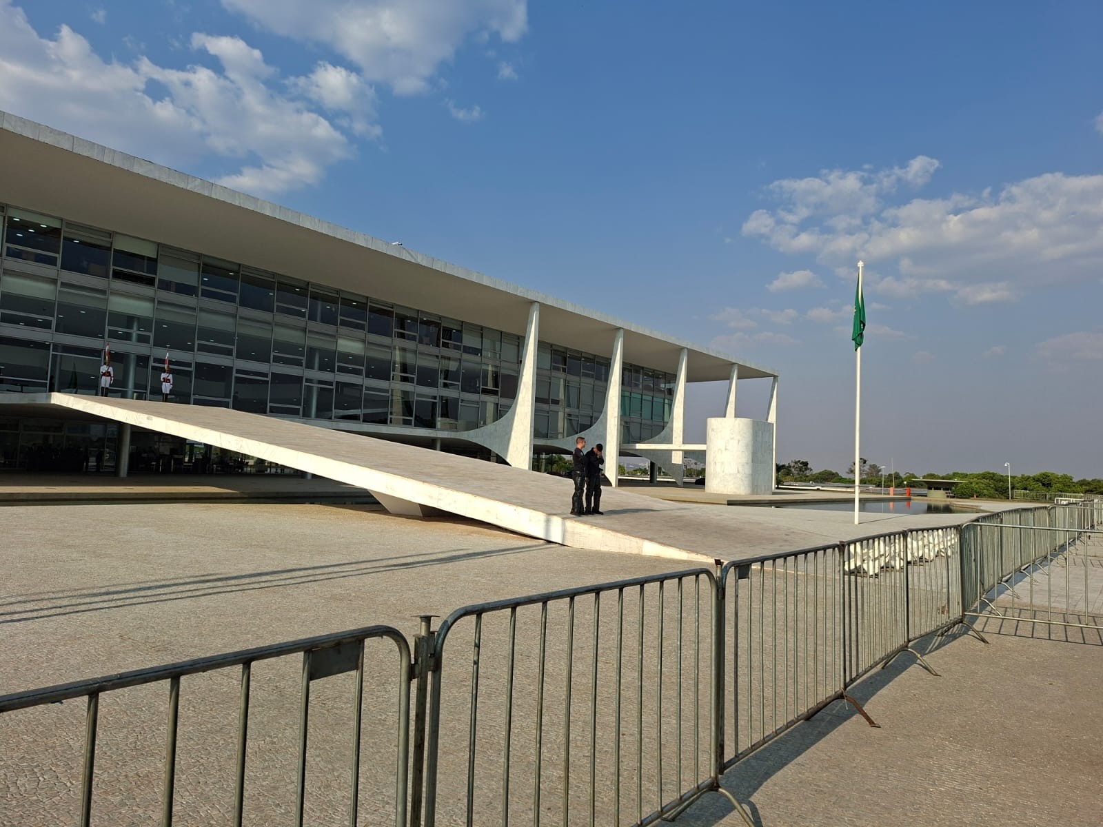 Homem tenta invadir Palácio do Planalto duas vezes, leva tiros de borracha e é preso em Brasília