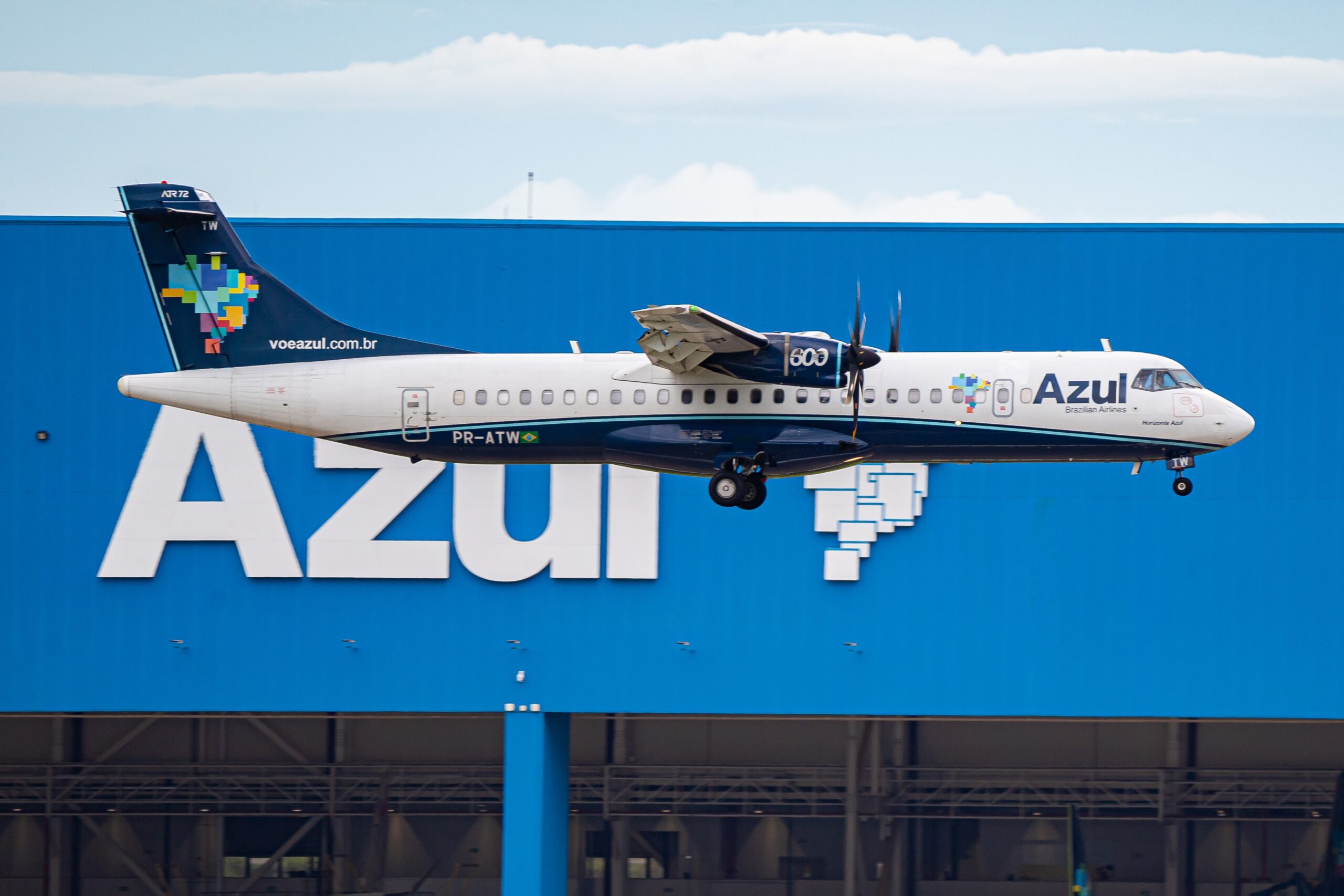 Avião da Azul é esvaziado às pressas em Brasília antes da decolagem; empresa fala em ‘indicação irregular no painel’