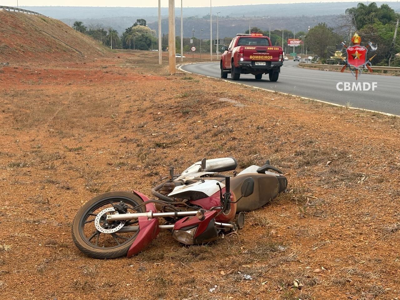 Motociclista morre após colidir contra poste na ponte do Bragueto, no DF