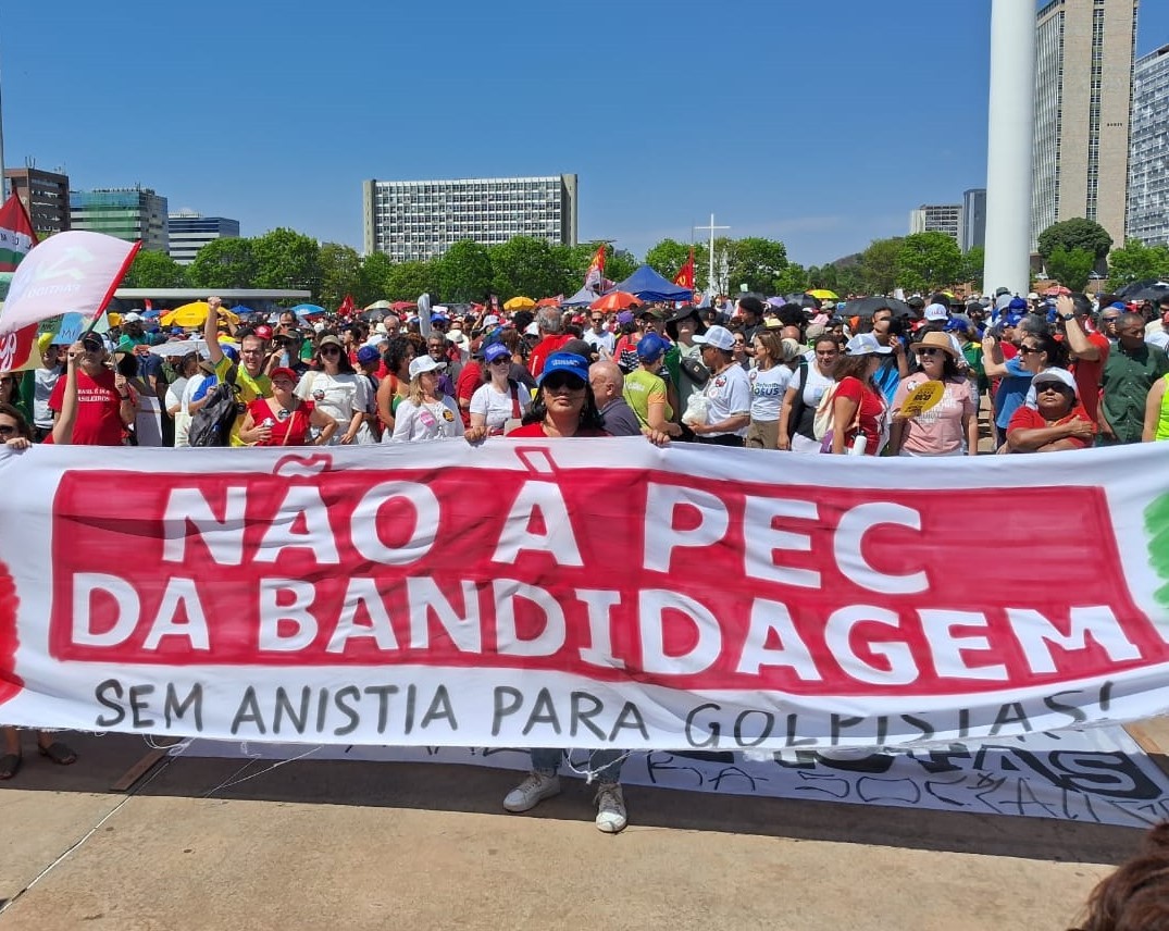 Manifestantes realizam ato contra PEC da Blindagem e PL da Anistia em Brasília