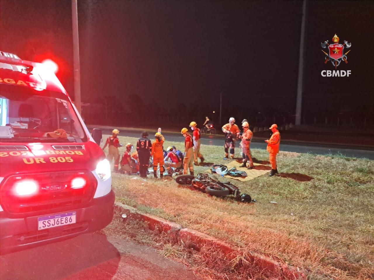 Motociclista sofre queda, passa por 50 minutos de reanimação e morre na BR-040, no DF