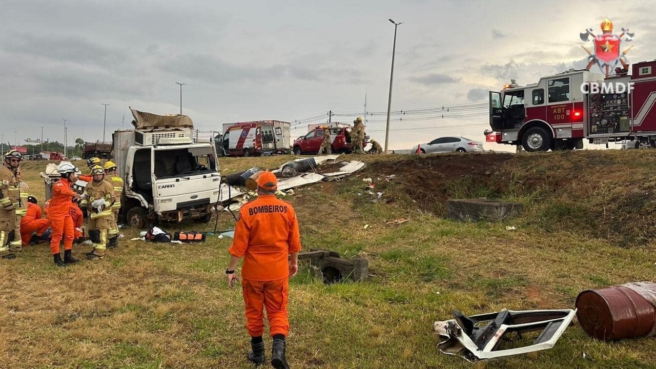 Dois caminhões capotam na BR-070, no DF; veja imagens