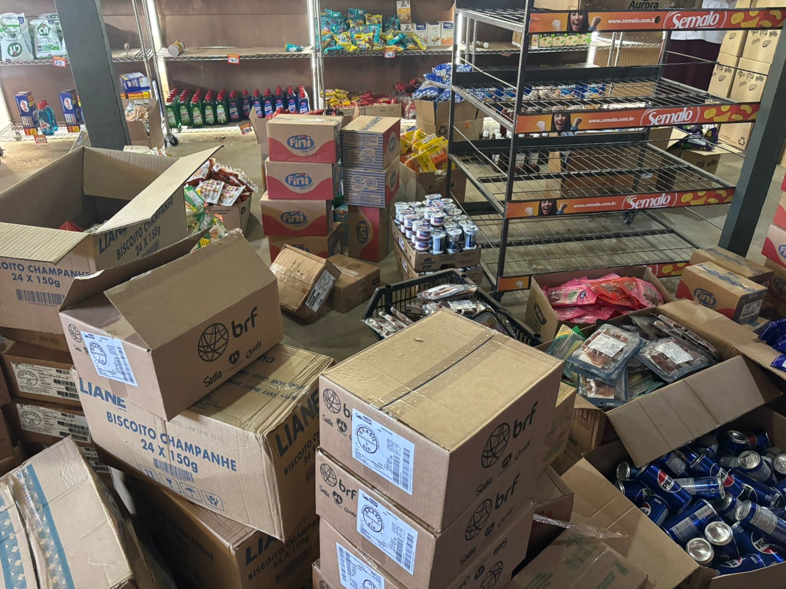 Fiscalização apreende 3 toneladas de produtos vencidos que seriam comercializados no DF