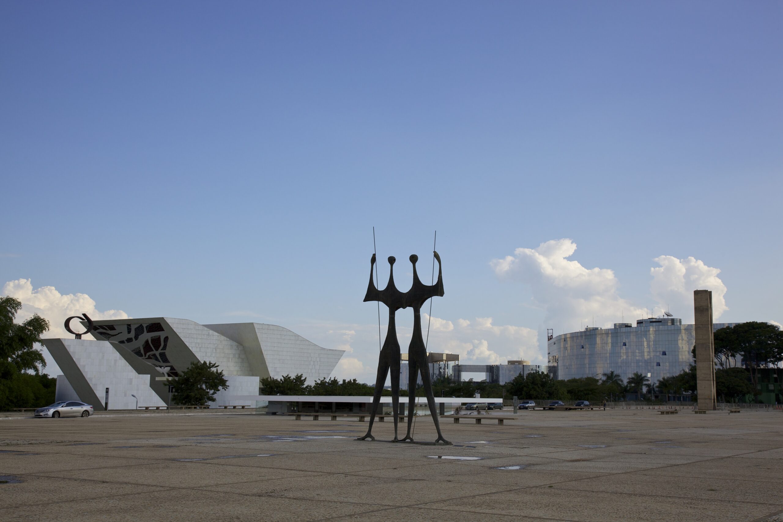 Casal é preso após mulher descer do carro para urinar em plena Praça dos Três Poderes, em Brasília
