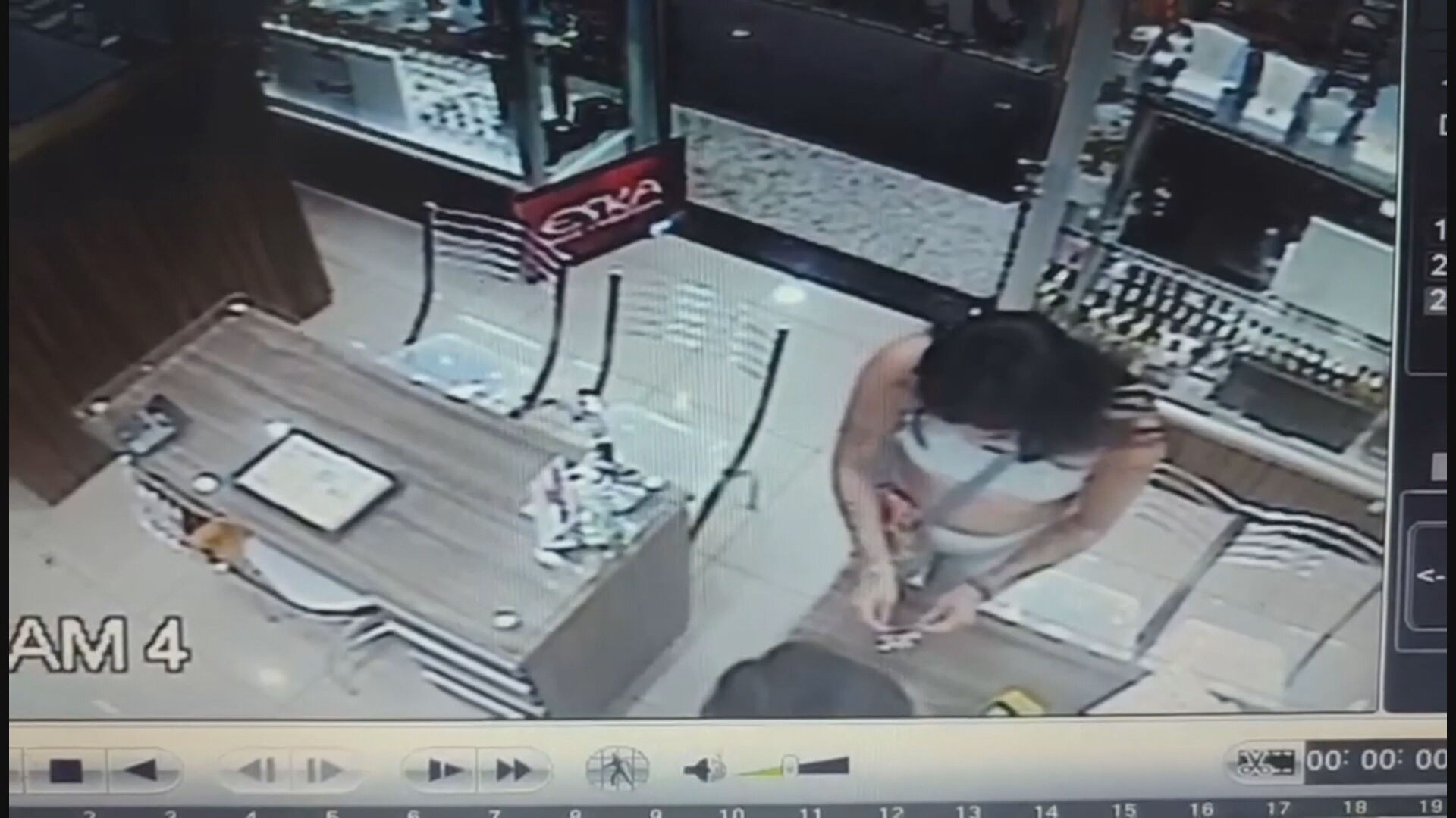 Professora presa 3 vezes por furtar cartões no DF é alvo de operação