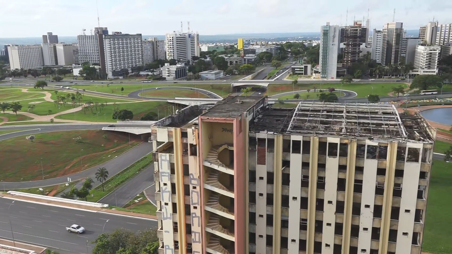 Governo quer demolir Torre Palace, hotel abandonado há mais de 20 anos no centro de Brasília