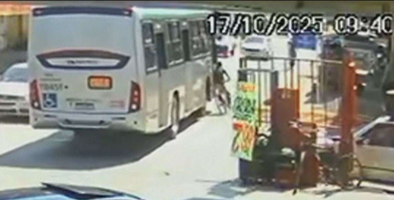 Homem é atropelado por ônibus no DF e tem braço fraturado; motorista não prestou socorro