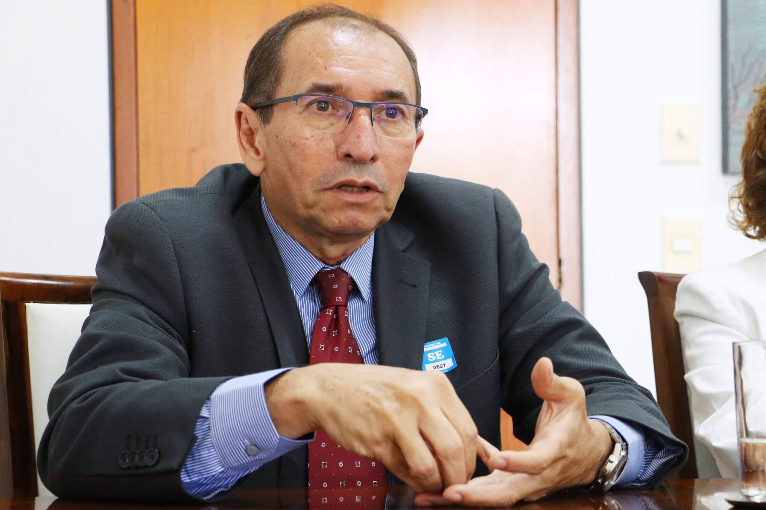 Governo do DF cria dia em memória às ‘vítimas do comunismo’, e secretário deixa o cargo; ‘problema dele’, diz Ibaneis