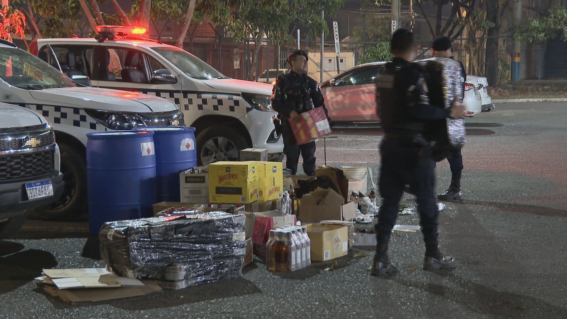 Polícia Militar apreende garrafas de bebidas falsificadas em fábrica clandestina no DF