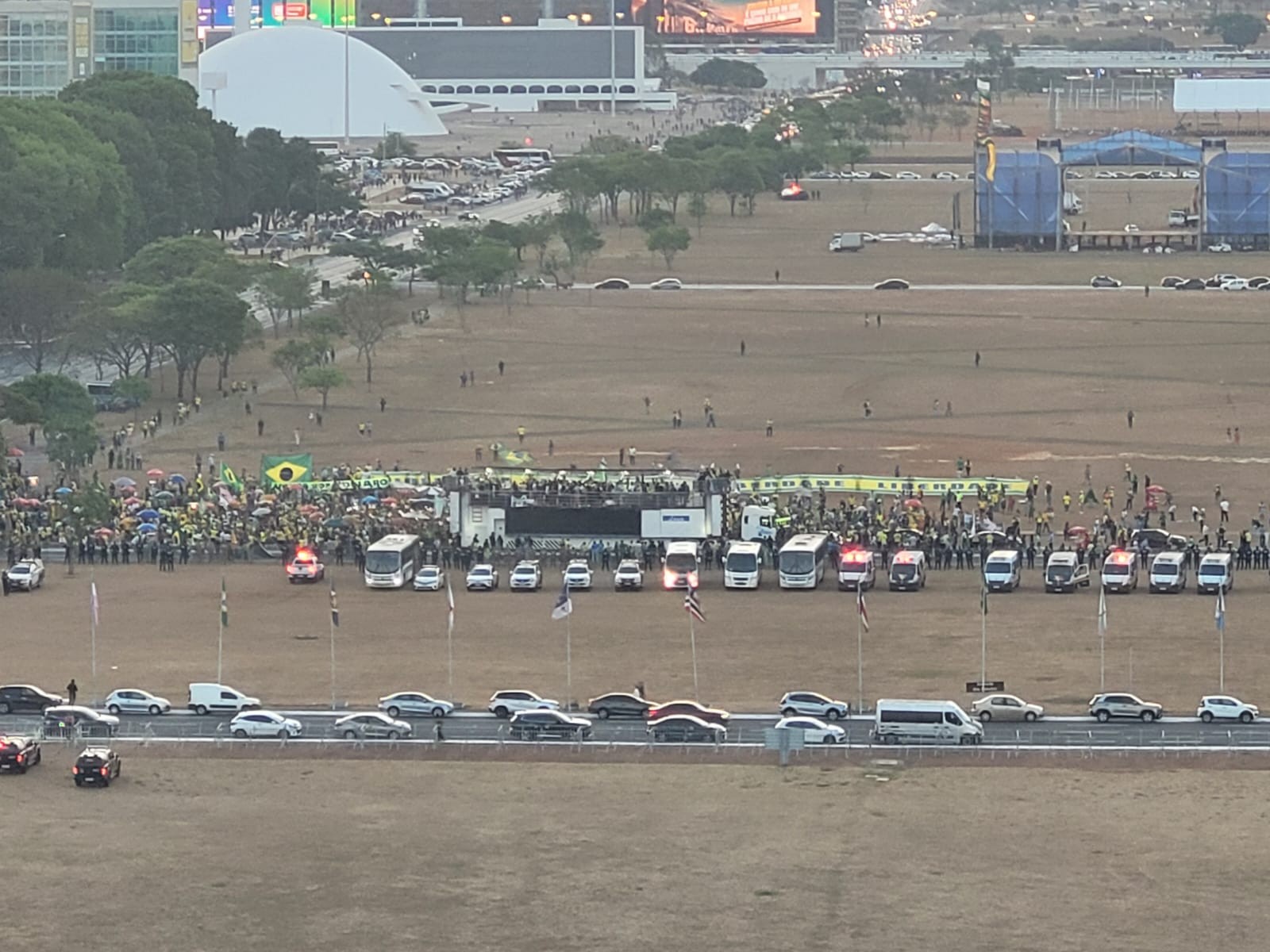 Apoiadores de Bolsonaro fazem ato pró-anistia no Eixo Monumental, em Brasília