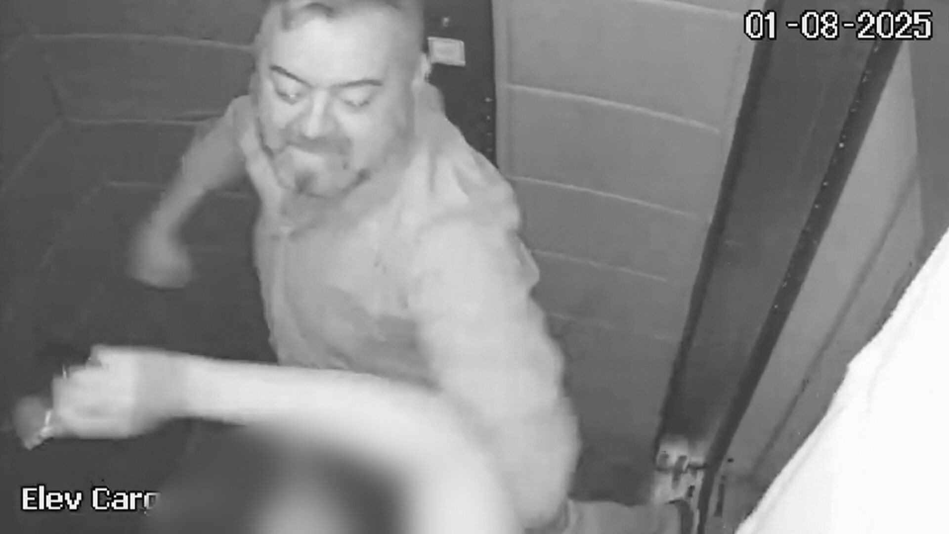 Justiça manda soltar empresário que espancou mulher em elevador no DF; ele não poderá fazer contato com a vítima