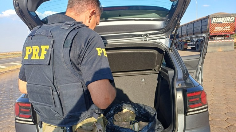 PRF apreende R$ 1 milhão em dinheiro em porta-malas no DF; suspeitos não souberam explicar origem dos valores