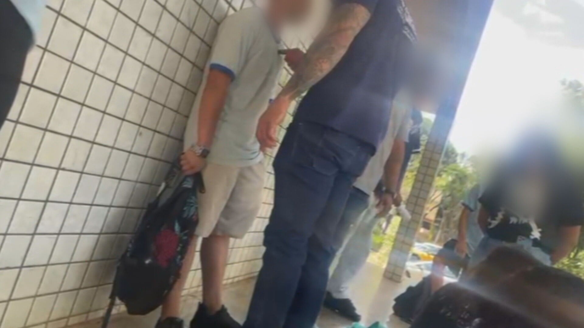 Confusão por celular que sumiu em escola envolve pais e termina com ameaças e jovem agredido no DF