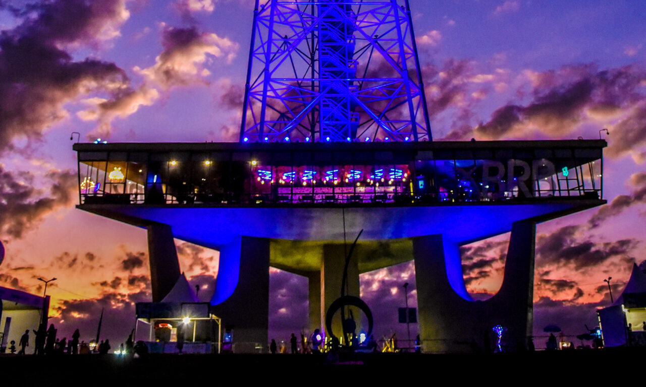 Mezanino da Torre de TV celebra o Halloween com menu e drinks temáticos, além da exposição de arte contemporânea da Referência Galeria de Arte