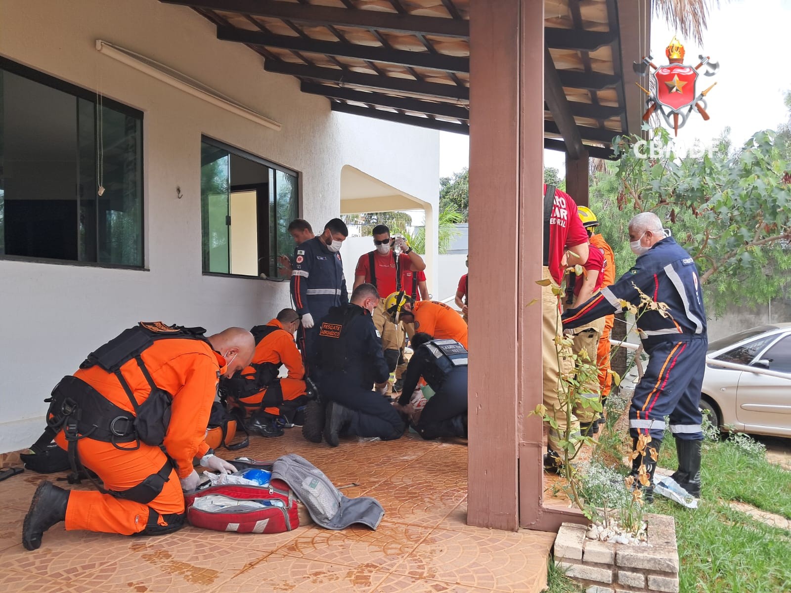 Mulher morre eletrocutada no DF; enceradeira em piso molhado pode ter causado o choque