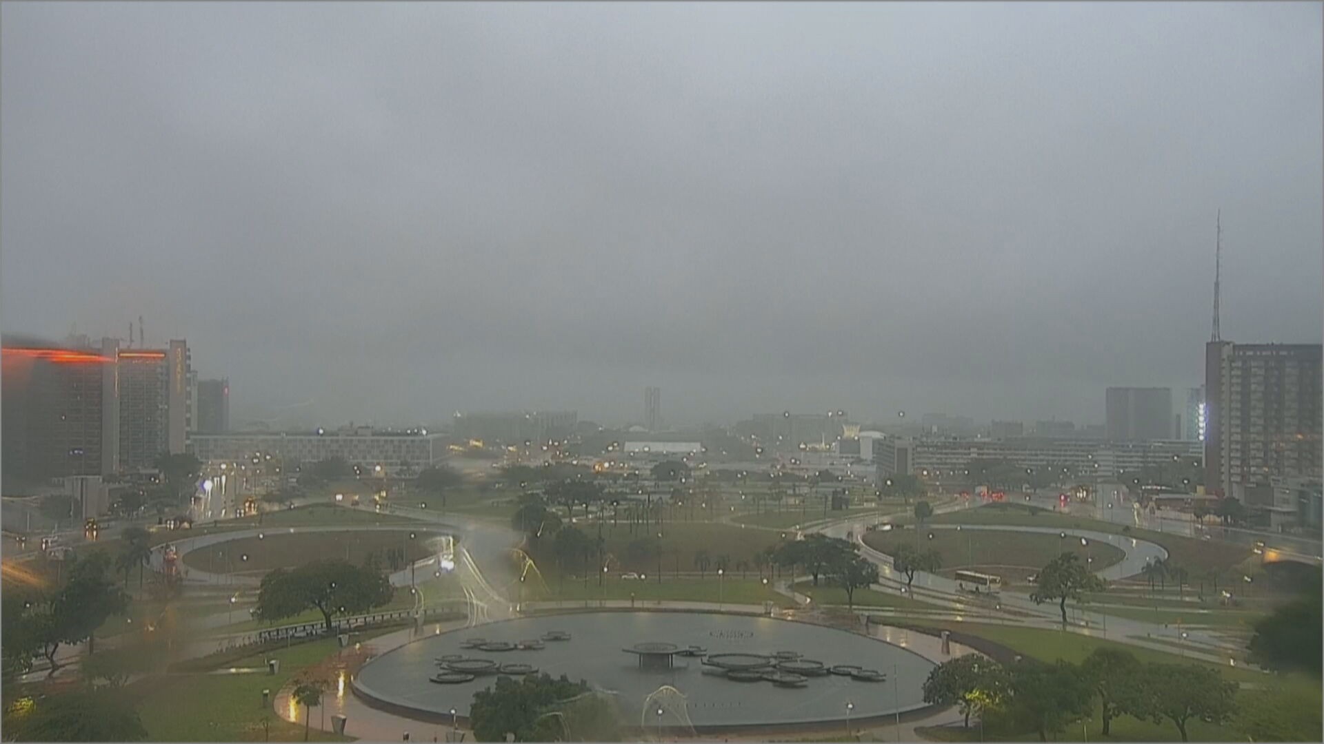 Previsão do tempo: semana começa com aviso para chuvas intensas no DF