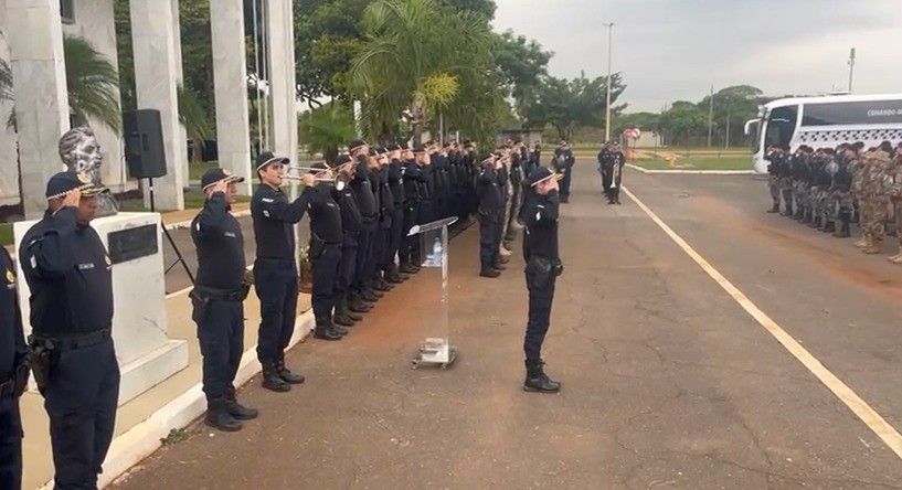 Polícia Militar do DF faz homenagem a policiais mortos em operação no Rio de Janeiro