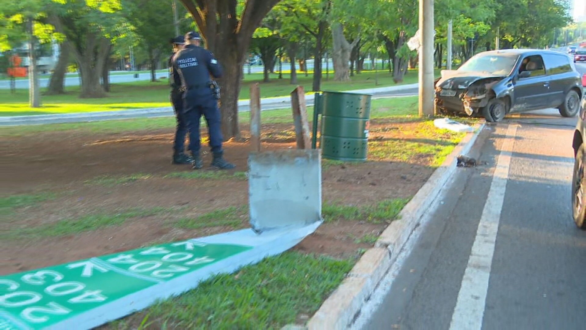 Motorista embriagado bate em poste na avenida Eixão Norte, em Brasília