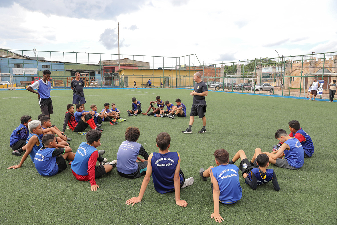 Programa “Bom de Bola” oferece aulas de futebol sem custo a crianças de São Sebastião