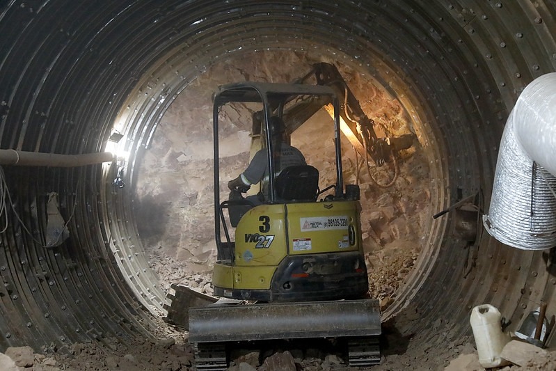 Miniescavadeira e Materiais de Construção Trabalham Integrados para a Fundação dos Túneis do Drenar DF