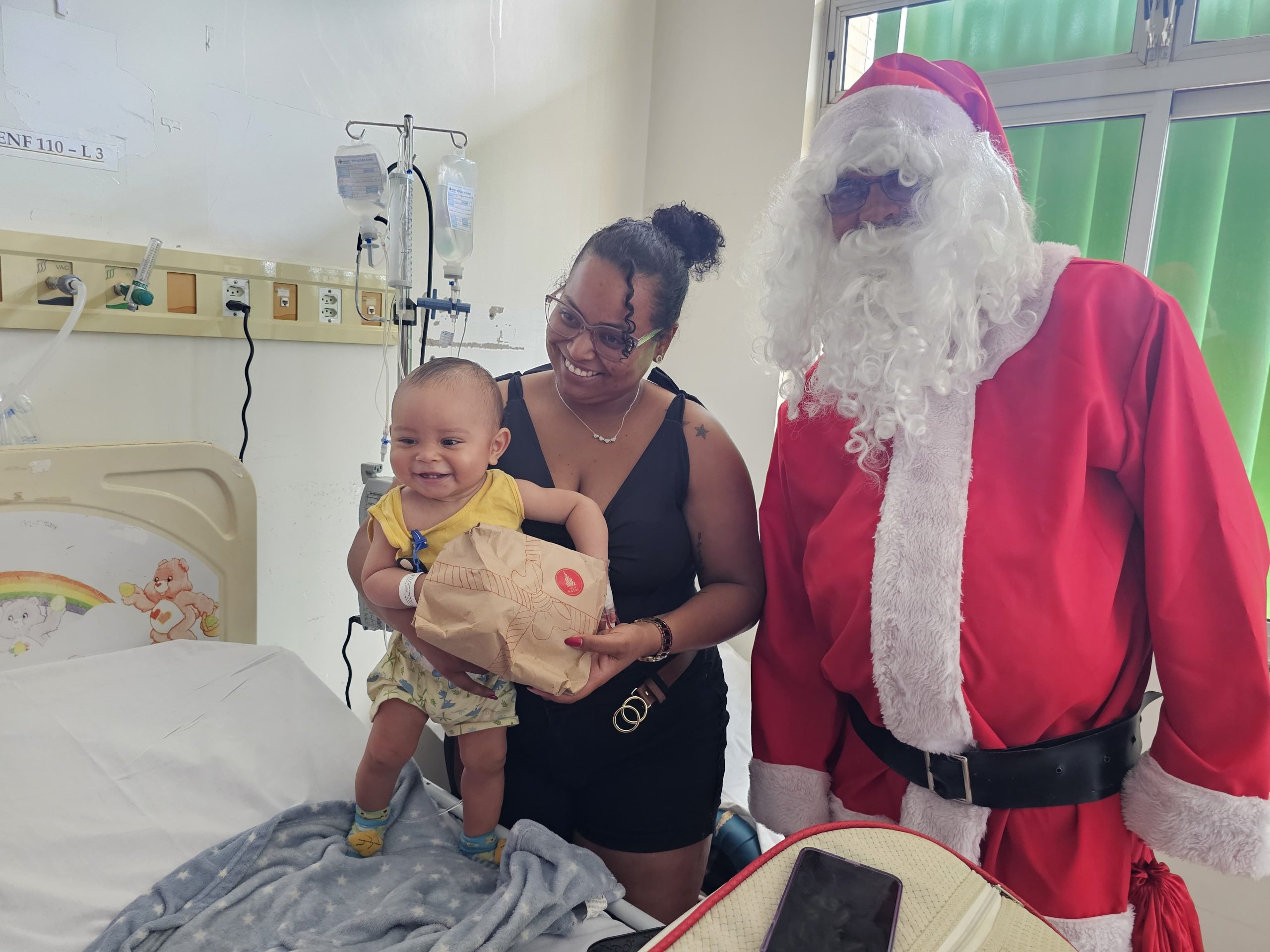 Policial Noel leva alegria e presentes para crianças internadas em hospital de Santa Maria