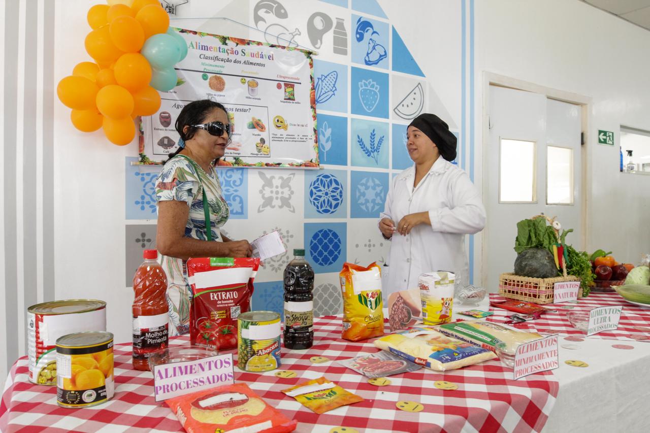 Frequentadores dos restaurantes comunitários aprendem sobre a importância de evitar alimentos industrializados