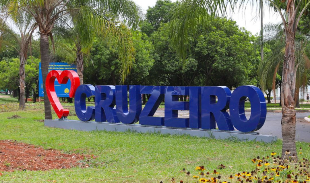 Placa do letreiro do Cruzeiro é reinaugurada