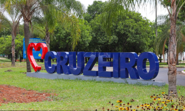 Placa do letreiro do Cruzeiro é reinaugurada