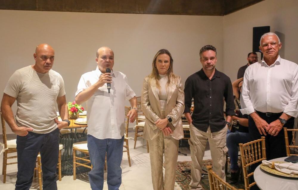 Governador Ibaneis Rocha reúne deputados para jantar de confraternização