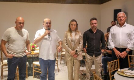 Governador Ibaneis Rocha reúne deputados para jantar de confraternização