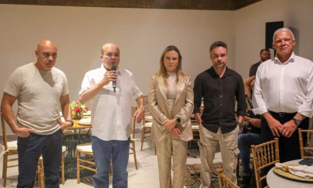 Governador Ibaneis Rocha reúne deputados para jantar de confraternização