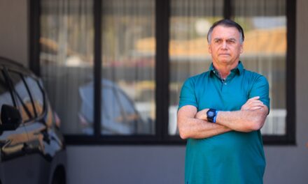 PGR defende que Bolsonaro leia para reduzir pena e receba pastores, mas é contra smart TV